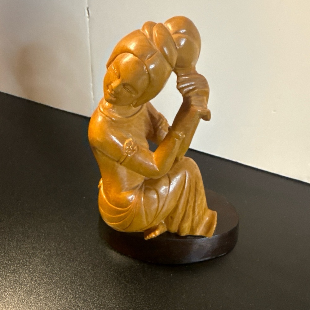 Elegant vintage Chinese Boxed Wood Figure‎ Woman